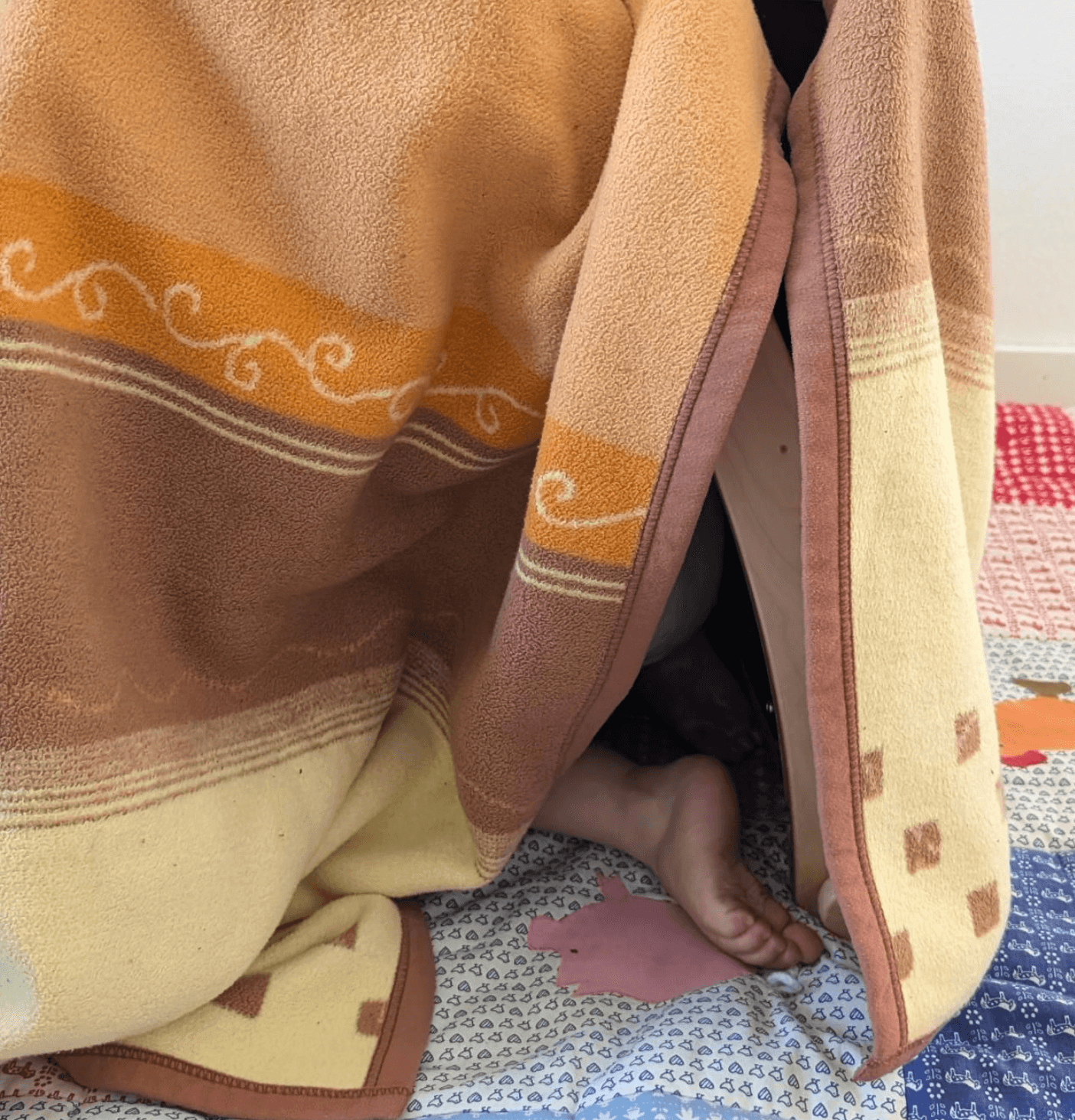 Spielbogen und Decke werden zur Höhle