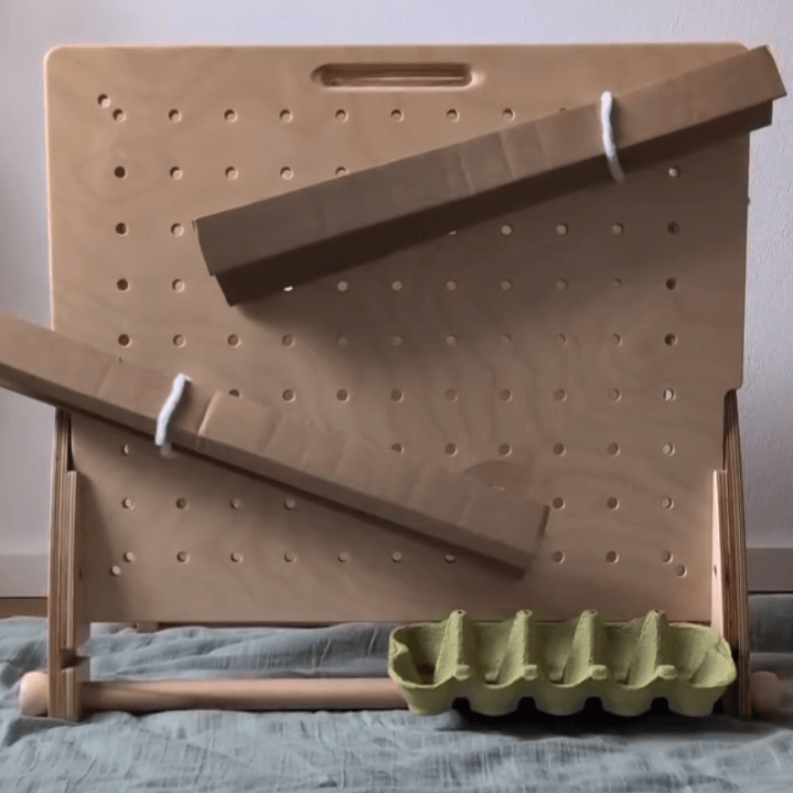 Befestige die LEuLI Kartoninlays an der Lochplatte - jetzt hast du eine DIY Murmelbahn