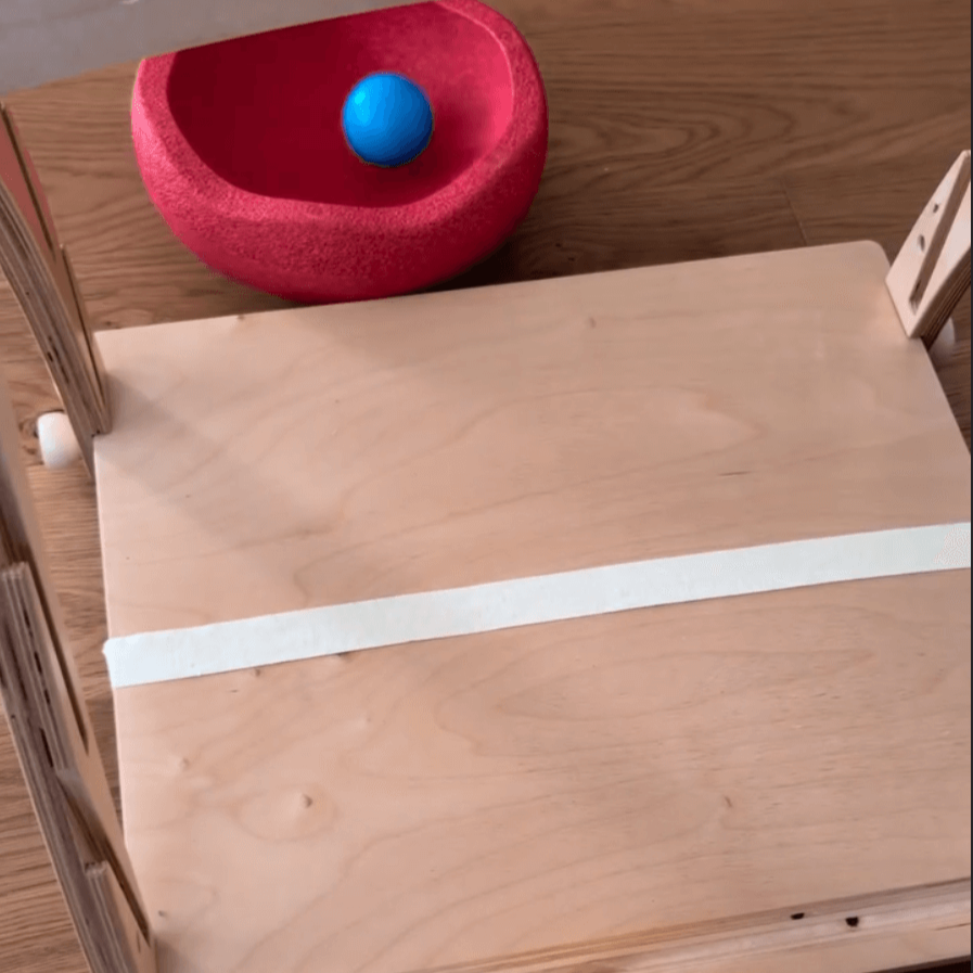 Verwende den LEuLI mit Bodenplatte als Spielplatte mit dem Ball 