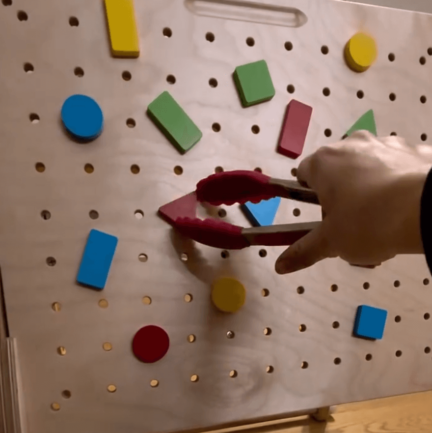 übe die Feinmotorik mit der Lochplatte und den Geo-Steckern